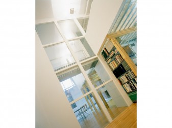 <h3> SoHo Seclusion</h3> <a href="http://standing.com/871">9711-06</a>